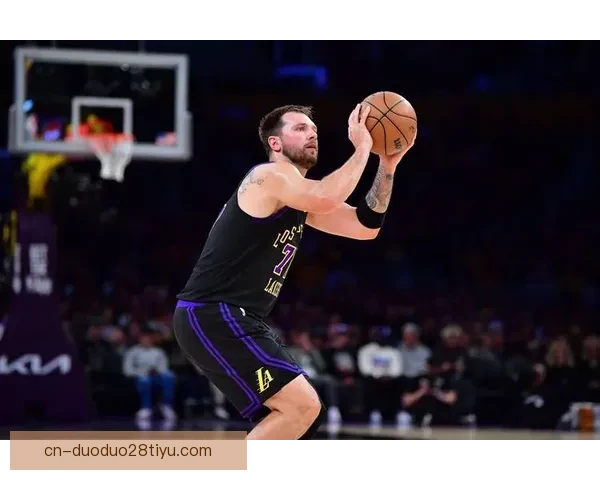 东契奇险刷三双 湖人升西部第三